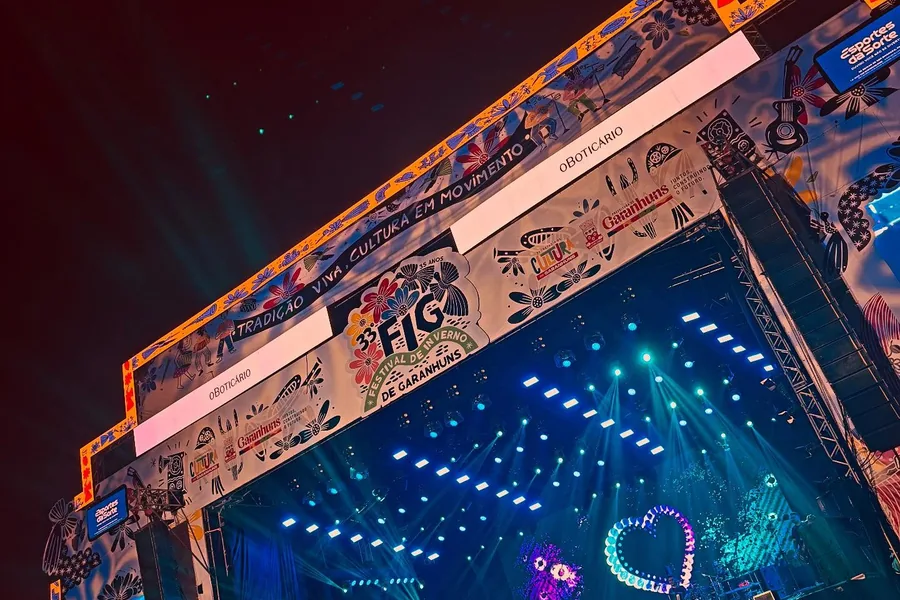 Palco, painel de LED e iluminação cênica do Festival de Inverno de Garanhuns (FIG) produzidos pela R2 Entretenimentos