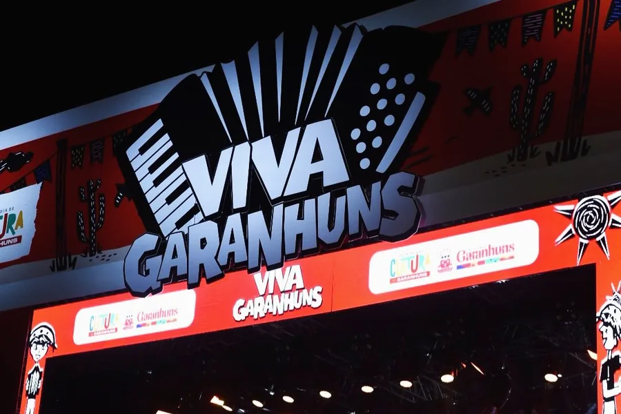 Estrutura de palco e iluminação produzida pela R2 no Viva Garanhuns, São João do Nordeste